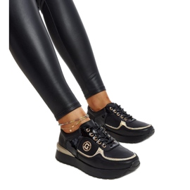 Zapatos de piel negros con hebilla decorativa. Zapatos de piel negros con hebilla decorativa.