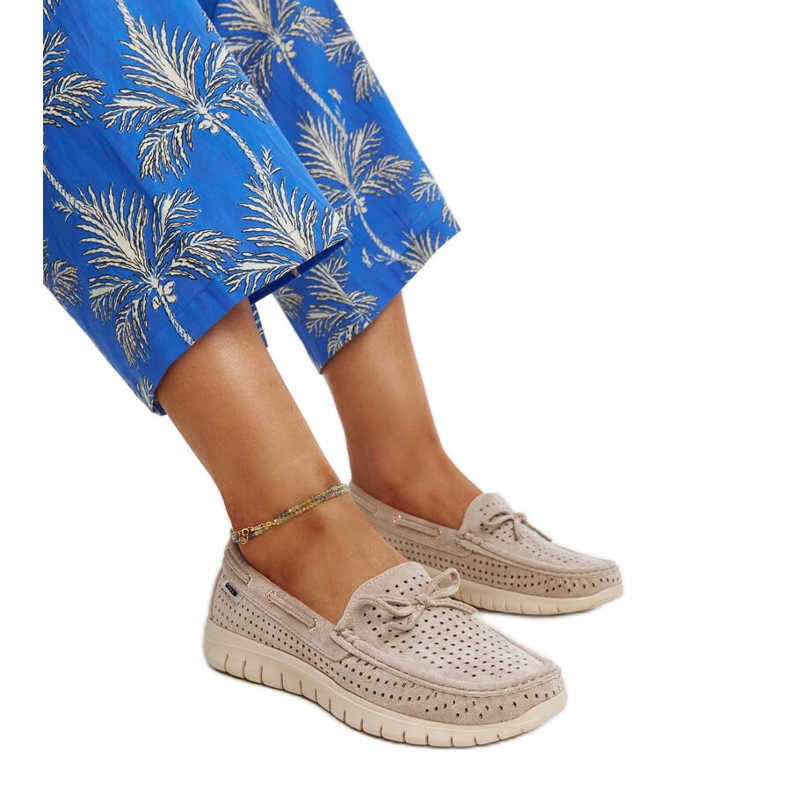 Mocasín piel beige con lazo marrón