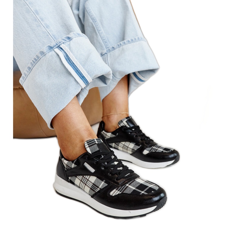 Zapatos de piel negros con hebilla decorativa.