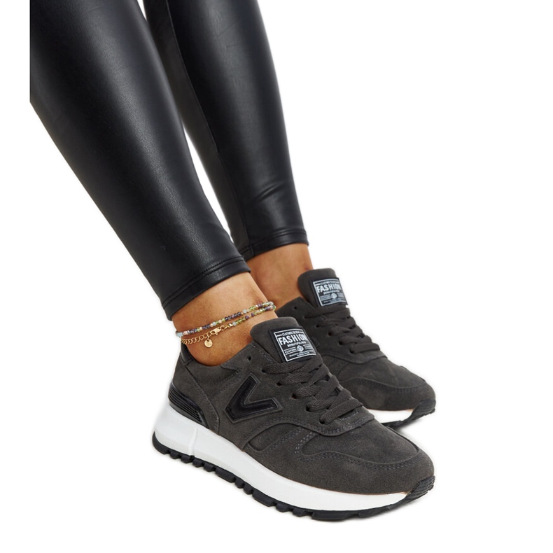 Zapatillas gris oscuro con suela Olonio más gruesa.