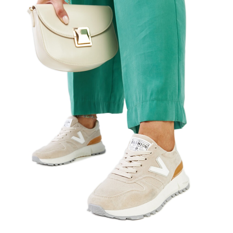 Deportivas beige con suela Olonio más gruesa. Deportivas beige con suela Olonio más gruesa.