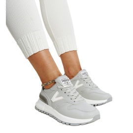 Zapatillas grises con suela Cettina más gruesa.