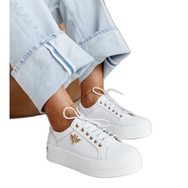 Zapatos de piel blancos con hebilla decorativa.