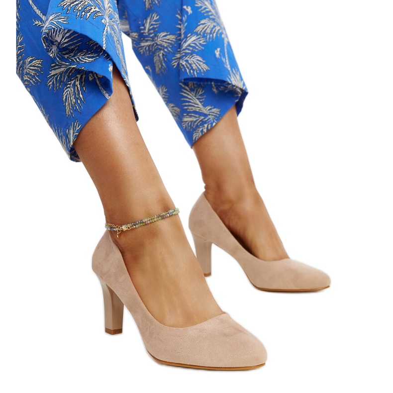 Zapatos de tacón beige con aplicación de cuero de Lalande Zapatos de tacón beige con aplicación de cuero de Lalande