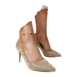 Tacones dorados brillantes con plantilla de cuero. Tacones dorados brillantes con plantilla de cuero.