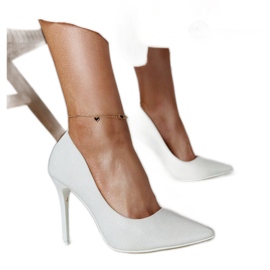 Tacones blancos brillantes con aplicación de piel de Cortesa Tacones blancos brillantes con aplicación de piel de Cortesa