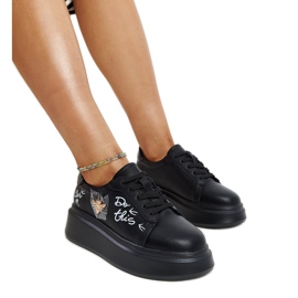 Zapatos de piel negros con hebilla decorativa. Zapatos de piel negros con hebilla decorativa.