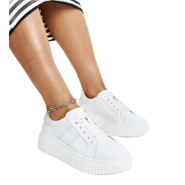 Zapatos de piel azul con hebilla decorativa. blanco
