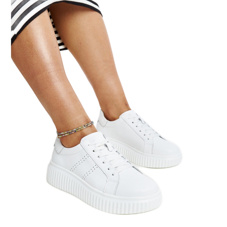 Zapatos de piel azul con hebilla decorativa. blanco