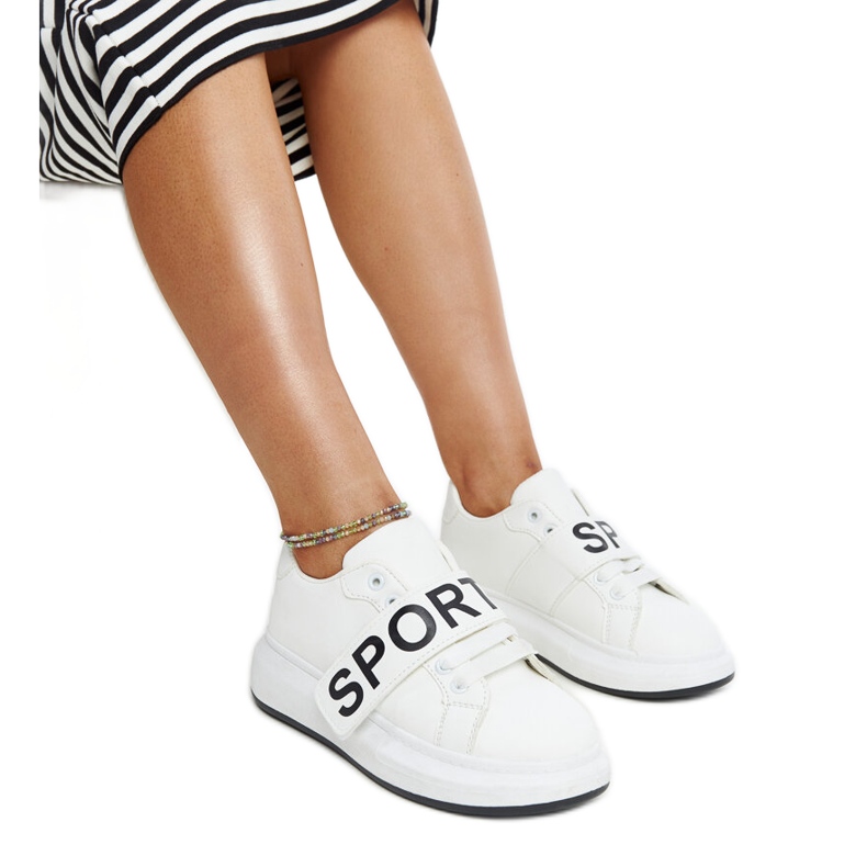 Zapatos de piel azul con hebilla decorativa. blanco