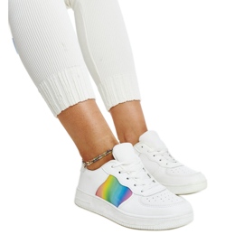 Zapatos de piel blancos con hebilla decorativa. Zapatos de piel blancos con hebilla decorativa.