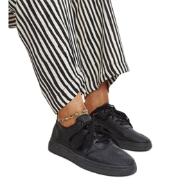 Zapatos negros con cordones de piel.
