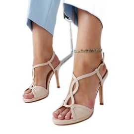Sandalias stiletto de charol beige de Vappu Sandalias stiletto de charol beige de Vappu
