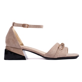 Goodin Sandalias de ante beige oscuro con tacón bajo.