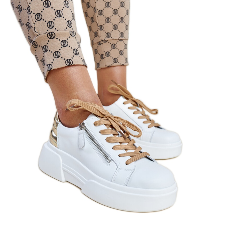 Zapatos de piel blanca con cremallera decorativa. blanco