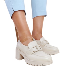 Zapatos beige con aplicación de piel de Vinceza.