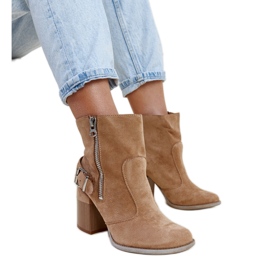 Botas altas beige con tacón de madera de Davorek marrón