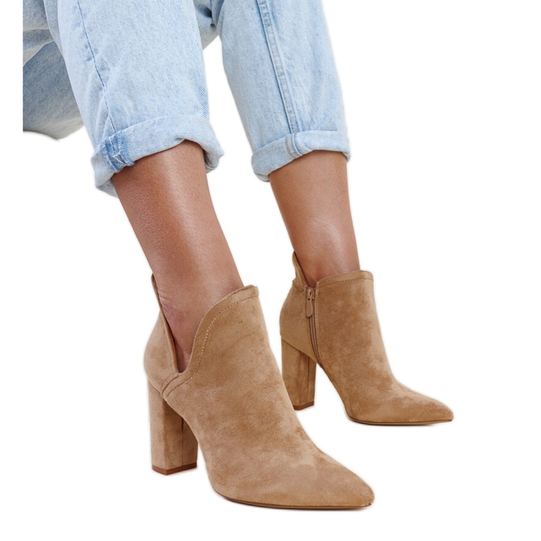 Botines de tacón asimétrico beige oscuro de Taylan