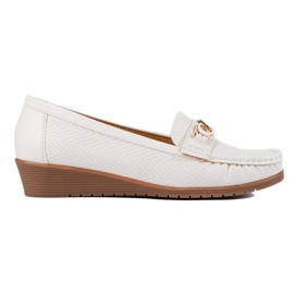 Mocasines de mujer blancos con cuña baja.