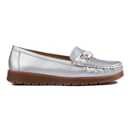 Mocasines de mujer plateados. plata