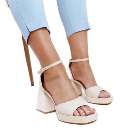 Sandalias de tacón beige claro de Vesna Sandalias de tacón beige claro de Vesna