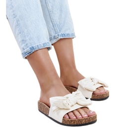 Chanclas beige claro con suela de corcho y lazo de Petresa Chanclas beige claro con suela de corcho y lazo de Petresa
