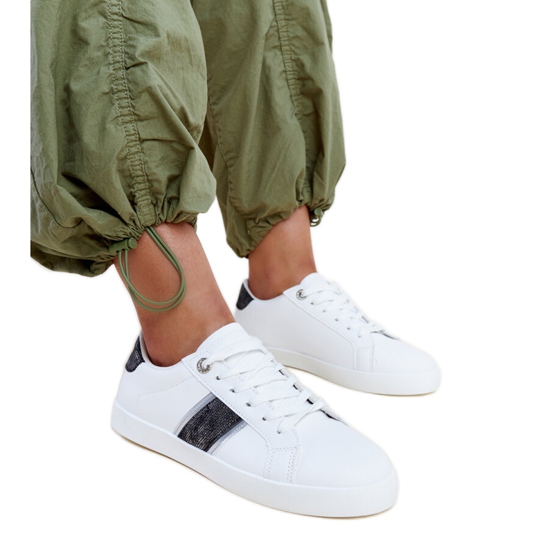 Zapatillas blancas y negras con raya decorativa Grada. blanco