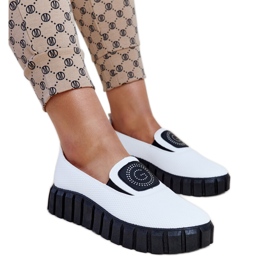 Zapatos blancos con suela Teska maciza.