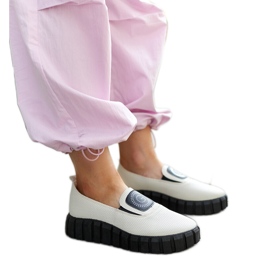 Zapatos beige con suela masiva de Teska. Zapatos beige con suela masiva de Teska.
