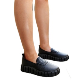 Zapatos negros con suela Teska maciza.