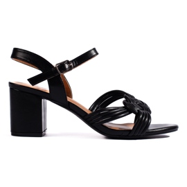 Elegantes sandalias negras de tacón negro