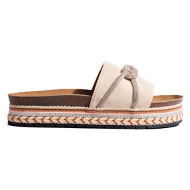 Chanclas de mujer beige con decoración.
