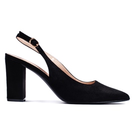 Zapatos negros con tacón abierto
