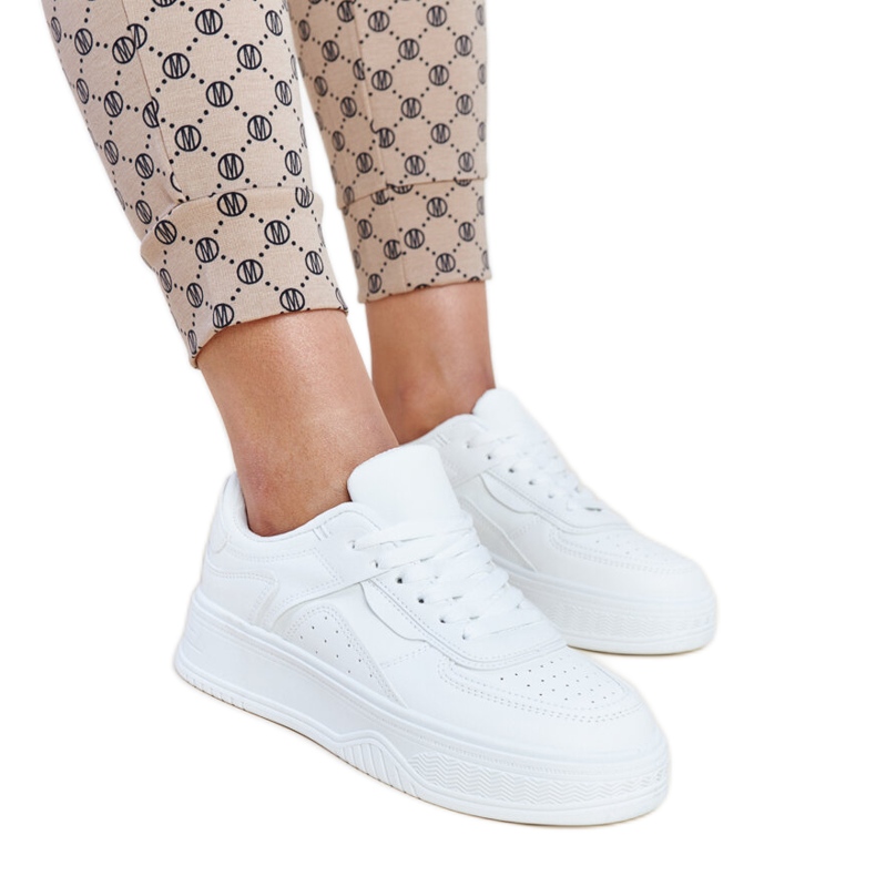 Zapatillas blancas con suela Intis más gruesa. blanco