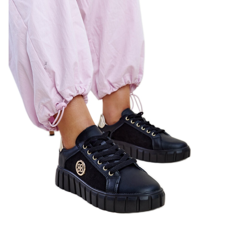 Zapatillas de cuero negras con suela masiva de Viera. negro