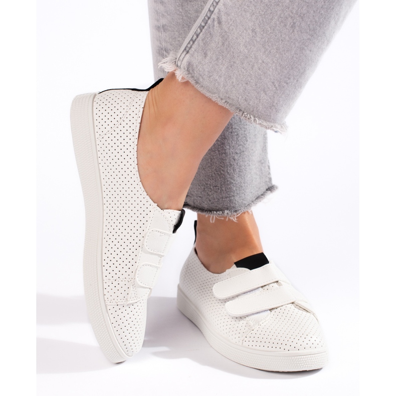 Zapatillas blancas de mujer con velcro. blanco