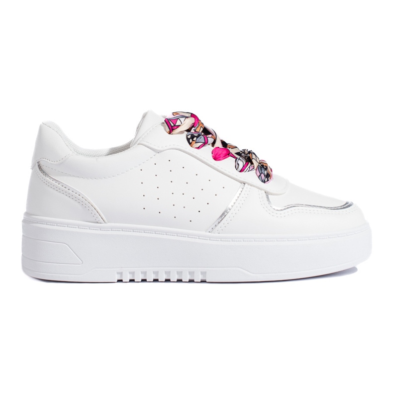 Zapatillas blancas de mujer atadas con una cinta. blanco