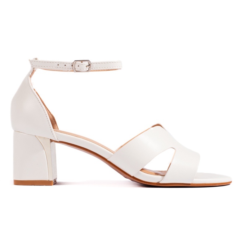 Sandalias de tacón de mujer blancas. blanco
