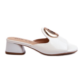 Elegantes chanclas de mujer de charol de tacón bajo con decoración dorada, blanco Uzimila