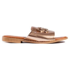 Chanclas doradas con estilo para mujer. dorado