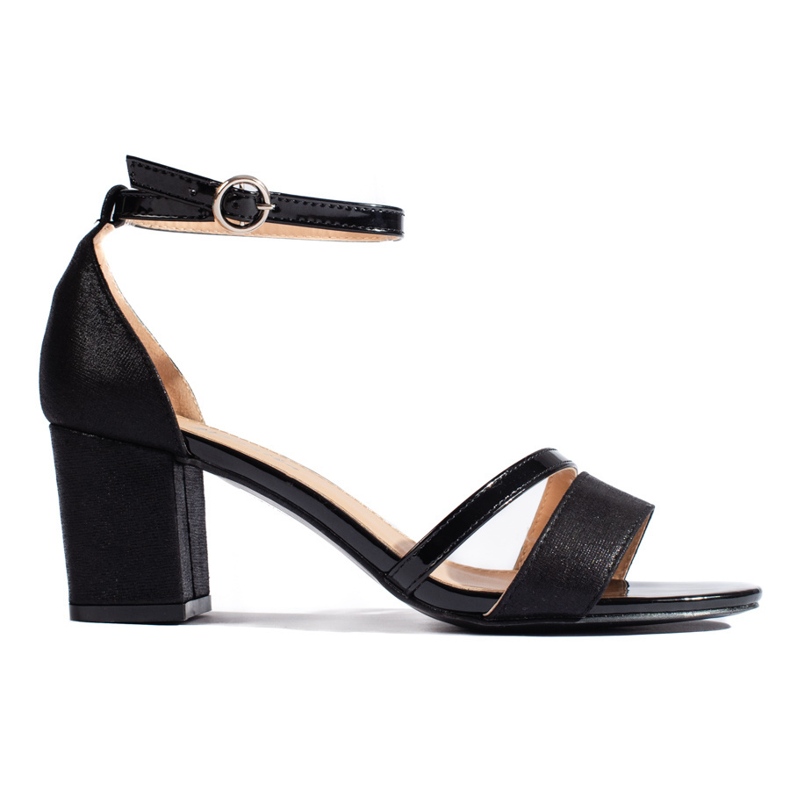 Elegantes sandalias de tacón de mujer negras. negro