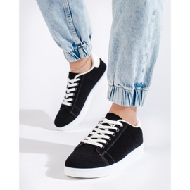 Zapatillas de mujer de ante negro.