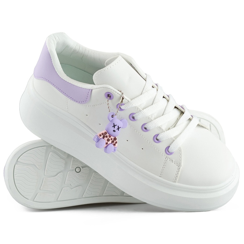 Deportivas blancas con suela gruesa y osito morado. blanco