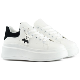 Deportivas blancas con suela gruesa y osito negro. blanco