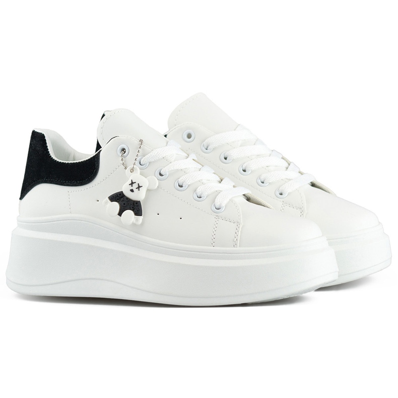 Deportivas blancas con suela gruesa y osito negro. blanco