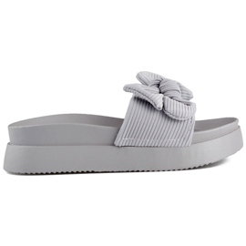 Chanclas de mujer grises con lazo sobre suela gruesa.