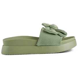 Zapatillas de mujer verde claro con lazo sobre suela gruesa.