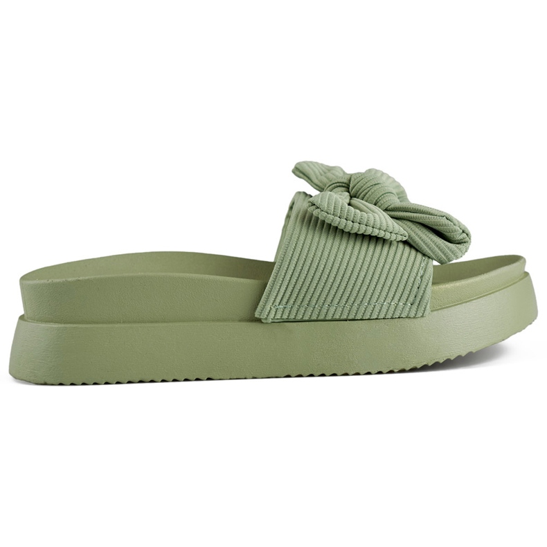 Zapatillas de mujer verde claro con lazo sobre suela gruesa.