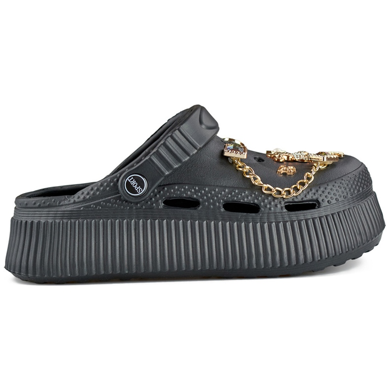Chanclas negras con suela gruesa y adornos. negro