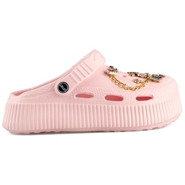 Chanclas rosas con suela gruesa y adornos. rosado